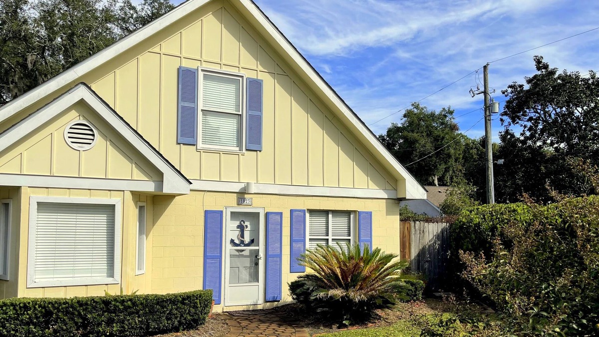 Demere Park Cottage | Central location to EVERYTHING! Fenced private use pool!