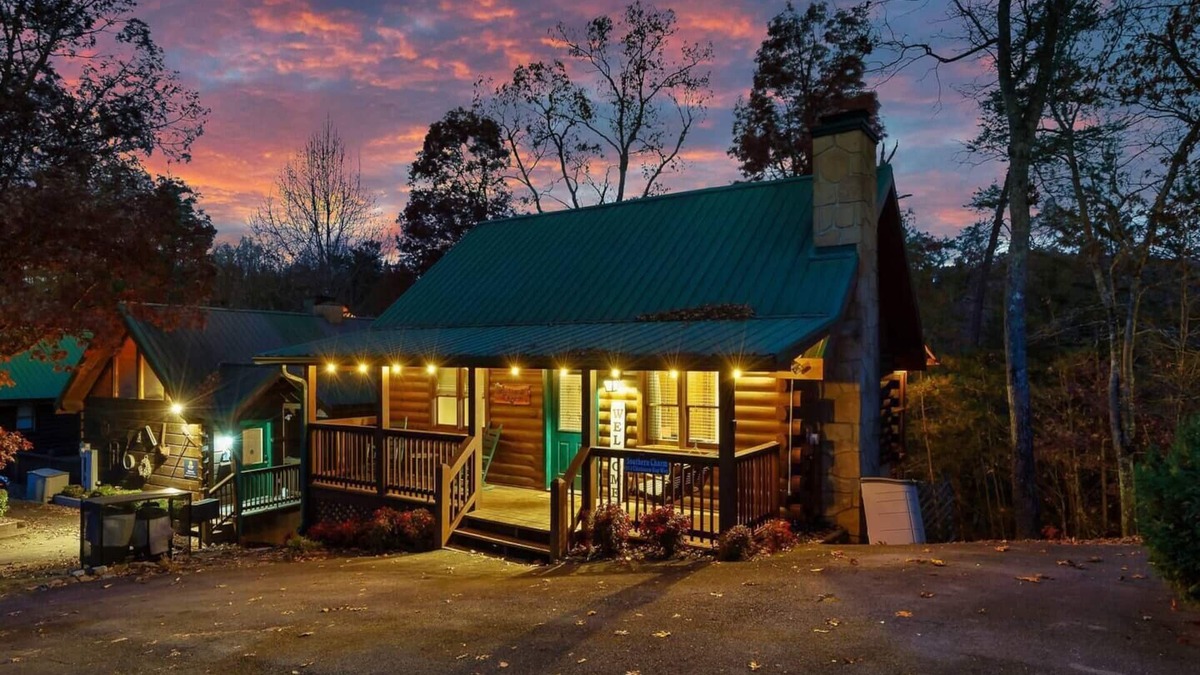 Pigeon Forge Cabin | Central Location! 1 Mile To Pkwy, Hot Tub, Game Rm!
