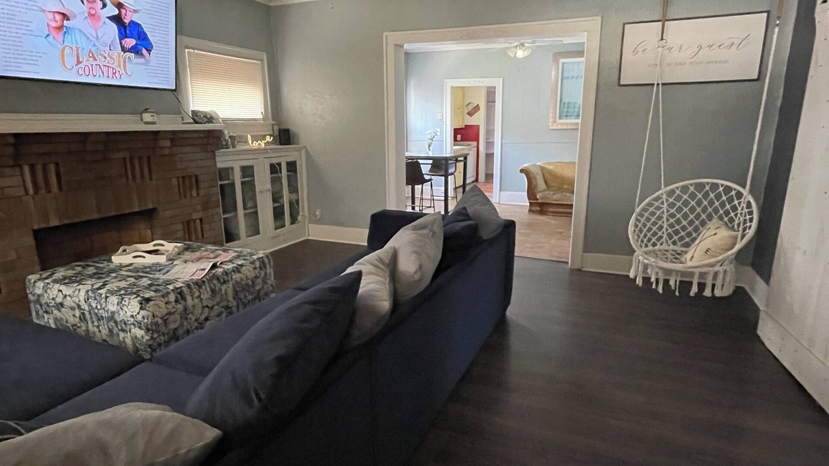 Enid House | Central Location 3BR 1B Fully Fenced Back Yard. Cozy & Quiet