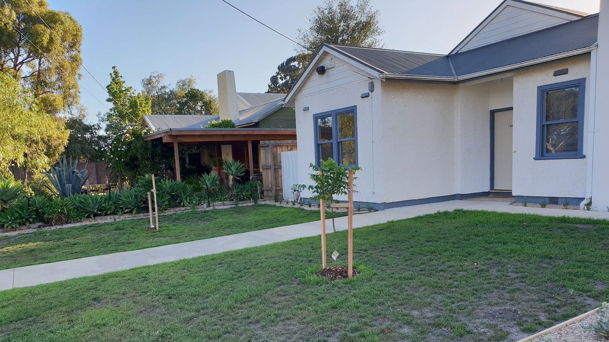 Deer Park House | CENTRAL LOCATION HERITAGE WHITE HOUSE