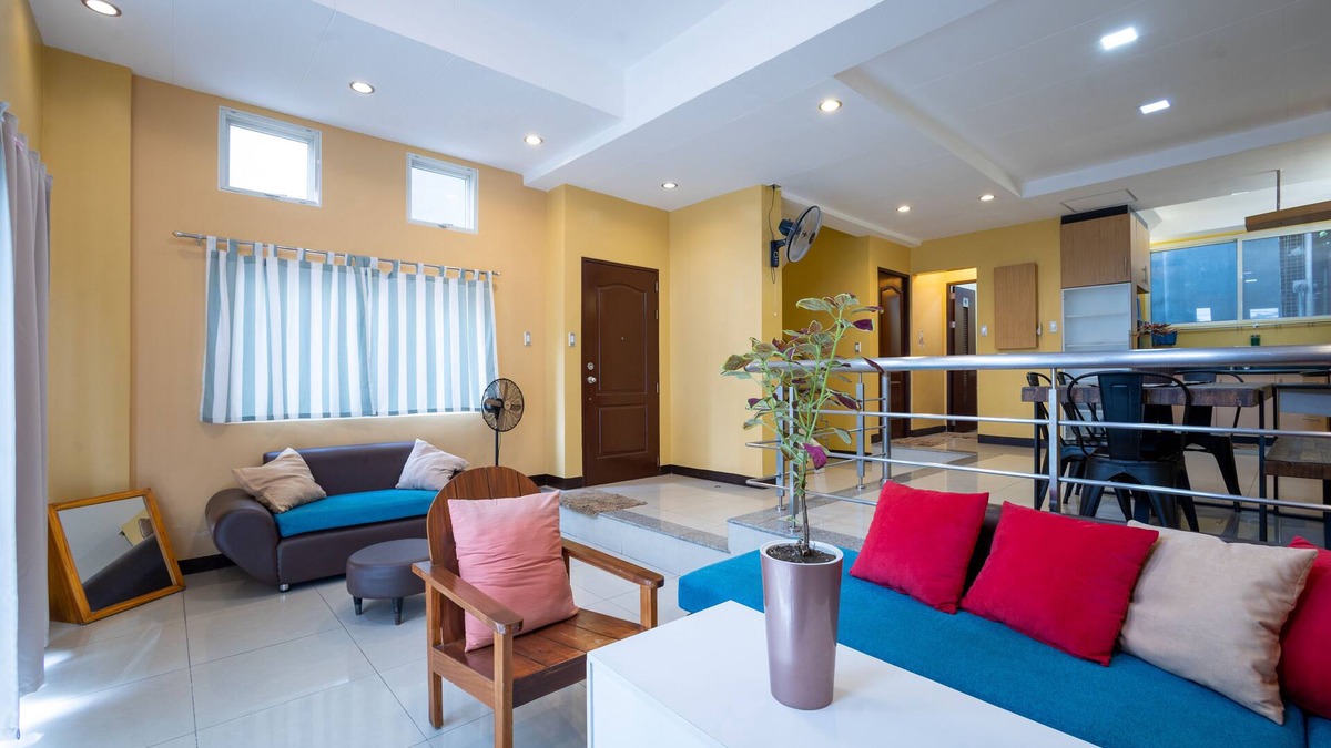 Valencia House | Central Location in Metro Manila- 6 BR 2TB Pool, Jacuzzi, parking and fast Wifi,