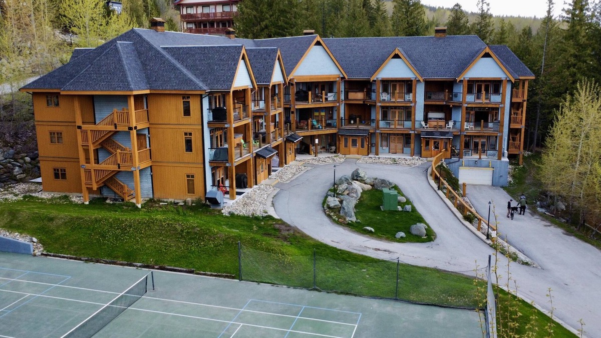 Rossland Condo | Central location, Lots of Space, Hot Tub