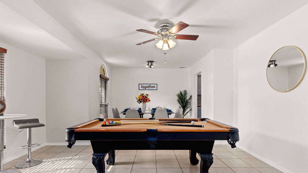 Leon Valley House | Central Location, Modern Design, Private Patio & G