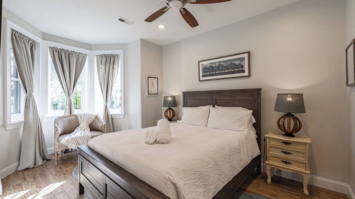 Stanton Park Apartment | Central LUX Apartment in DC 2BR