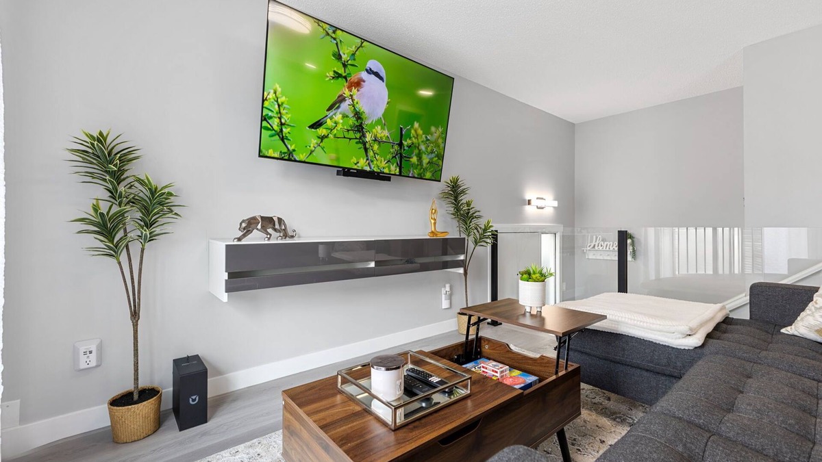 Southwest Calgary House | Central Luxury 4 Bed Home with A/C | Fast wifi | Rainfall showers | BBQ