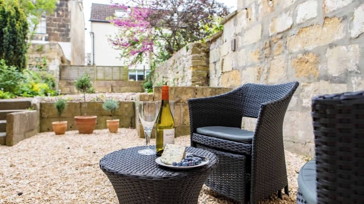 Upper Town Apartment | Central maisonette with garden