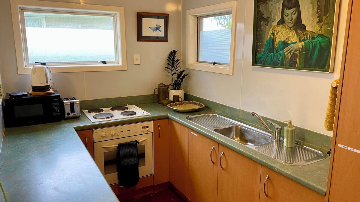 Auckland Apartment | Central Māngere Bridge Gem, Family and Pet Friendly. Close to the Airport.