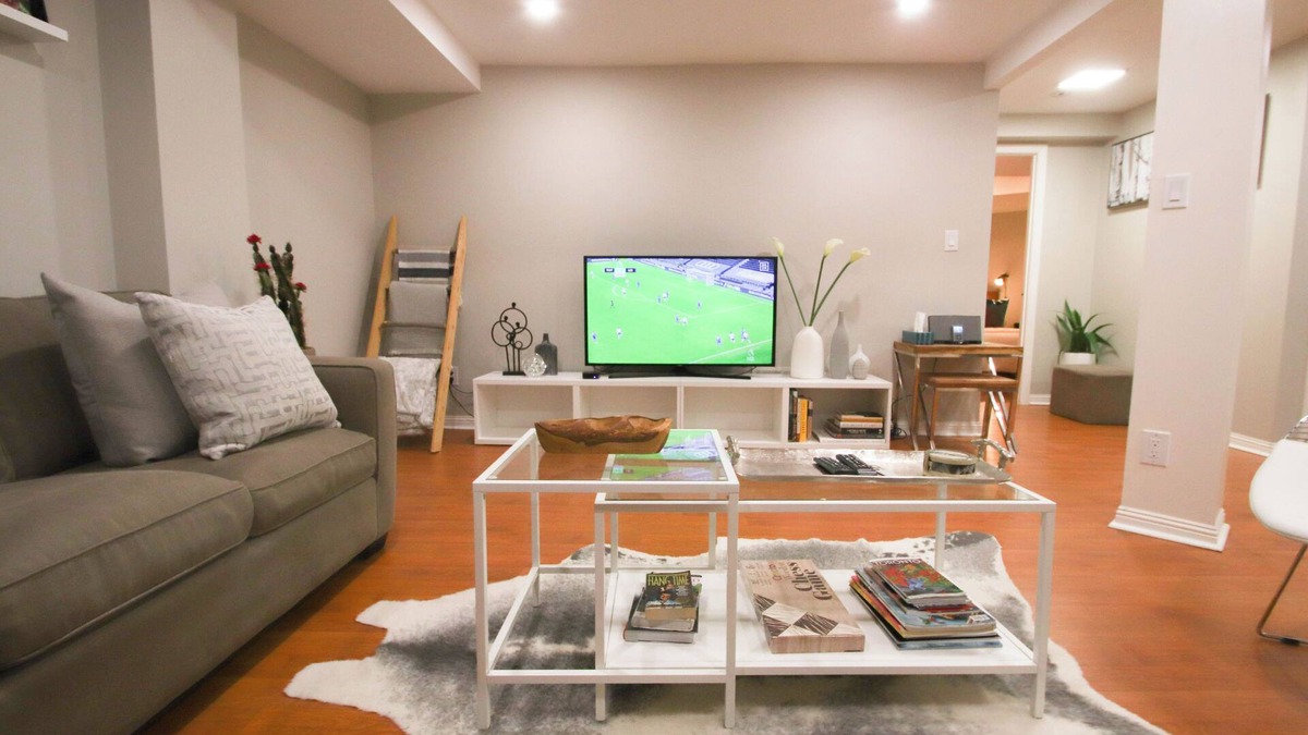 East Credit Apartment | Central Mississauga Modern Apartment | Free Parking
