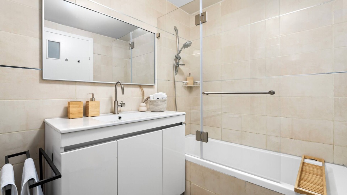 Kiryat HaLeom Apartment | Central modern JLM 3BR suite with a private Parking and a Balcony