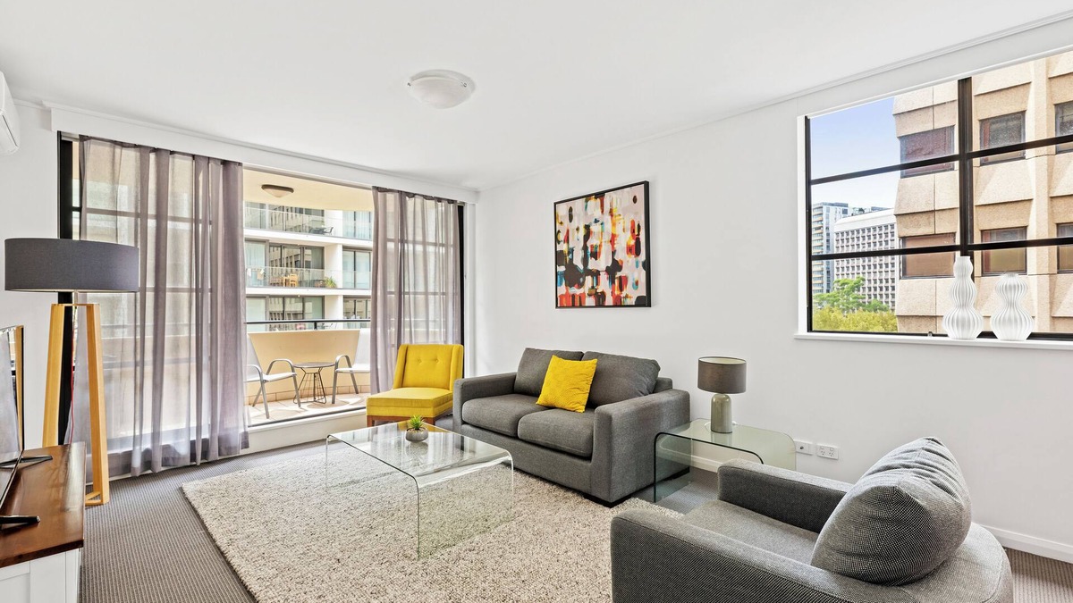 North Sydney Apartment | Central modern North Sydney 2 bed apartment with gym and pool