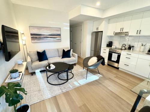 Lower Lonsdale Apartment | Central Moodyville Retreat