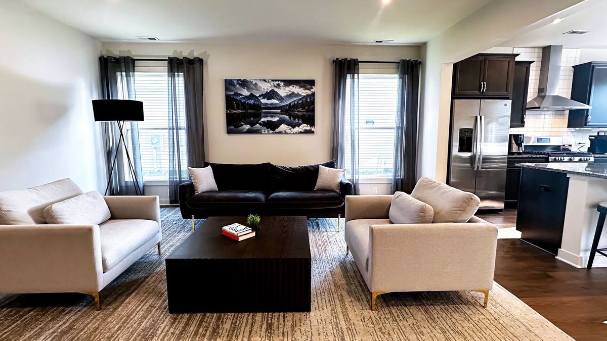 Owensboro House | Central Owensboro Luxury 4BR Retreat — King Beds, Workspaces & 2 Living Areas