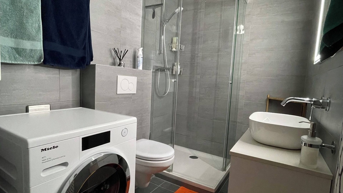 Noes Apartment | Central & quiet 1-bed flat - parking/pool/WiFi/balcony/4' to gondola