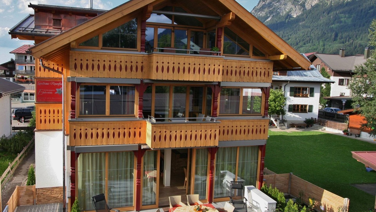 Oberstdorf Apartment | Central, quiet location, 5-star comfort, south-facing balcony, mountain railroads unlimited 2024
