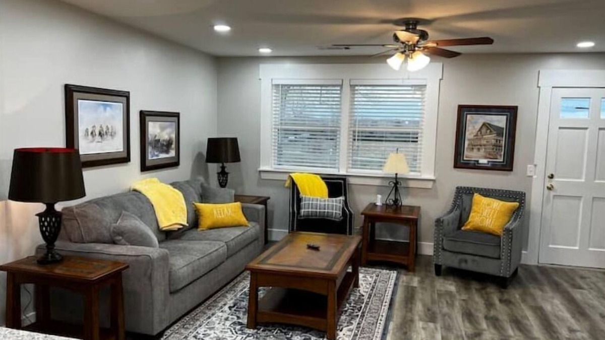 Lebanon House | Central Retreat C, NEW Family and Pet Friendly
