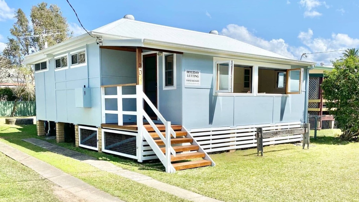 Red Rock House | Central, River Frontage, Large Covered Rear Deck, Renovated Cottage!