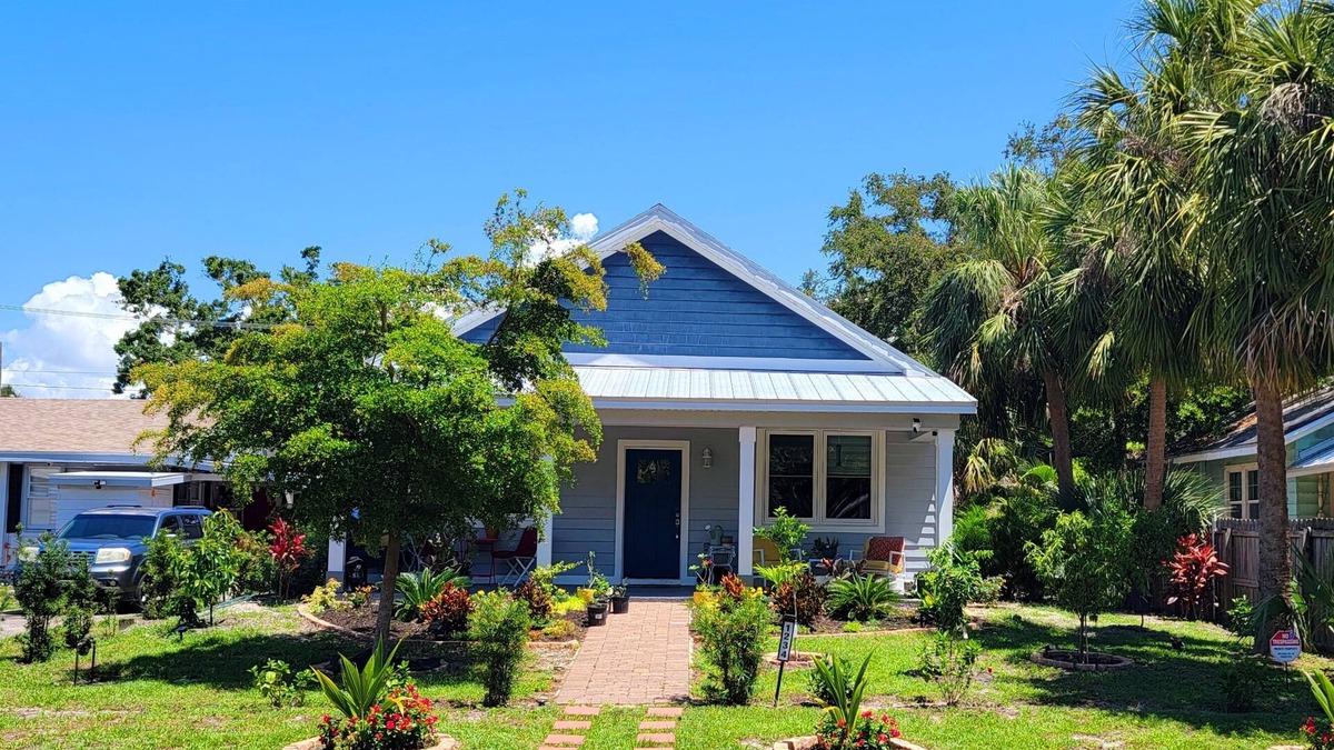 Bayou Oaks House | Central, Spacious and Stylish 2BD, 2BTH Home and Garden, Stylish 2BD 2BTH on The Cultural Coast