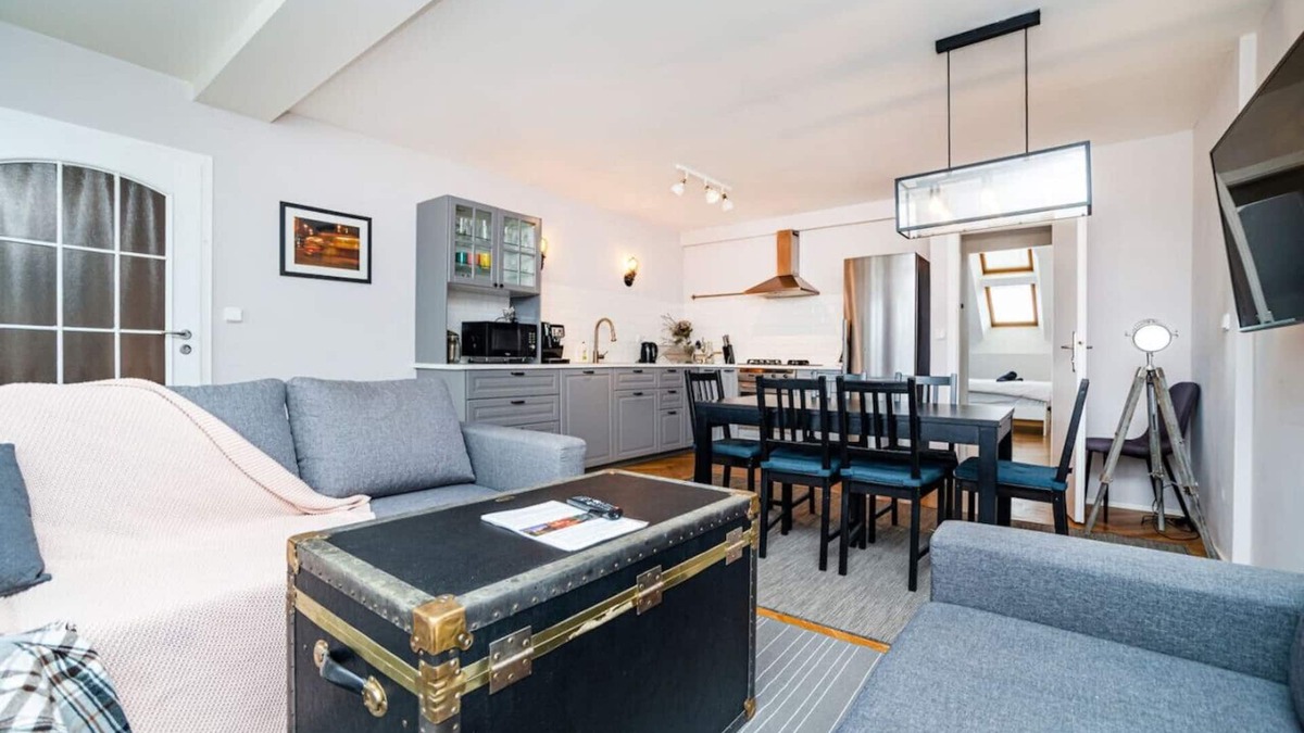 Zizkov Apartment | Central, Spacious, Modern 5 Bedrm duplex w/Balcony