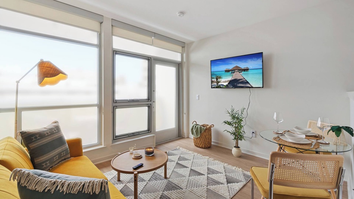 Downtown Bed & Breakfast | Central studio in Santa Monica w FREE parking