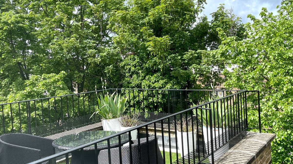 Earl's Court Apartment | Central, stunning and quiet flat with a south facing terrace and lots of light.