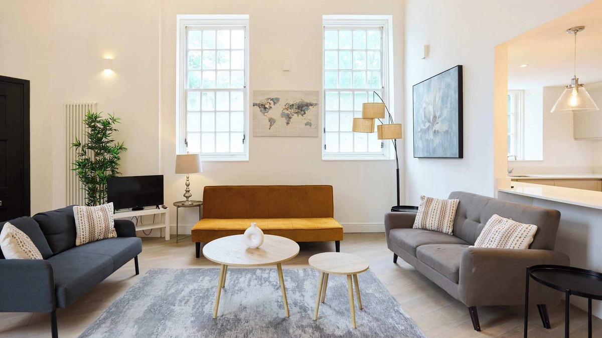 Tadworth Apartment | Central Tadworth Terrace Flat - Split- level 2BDR