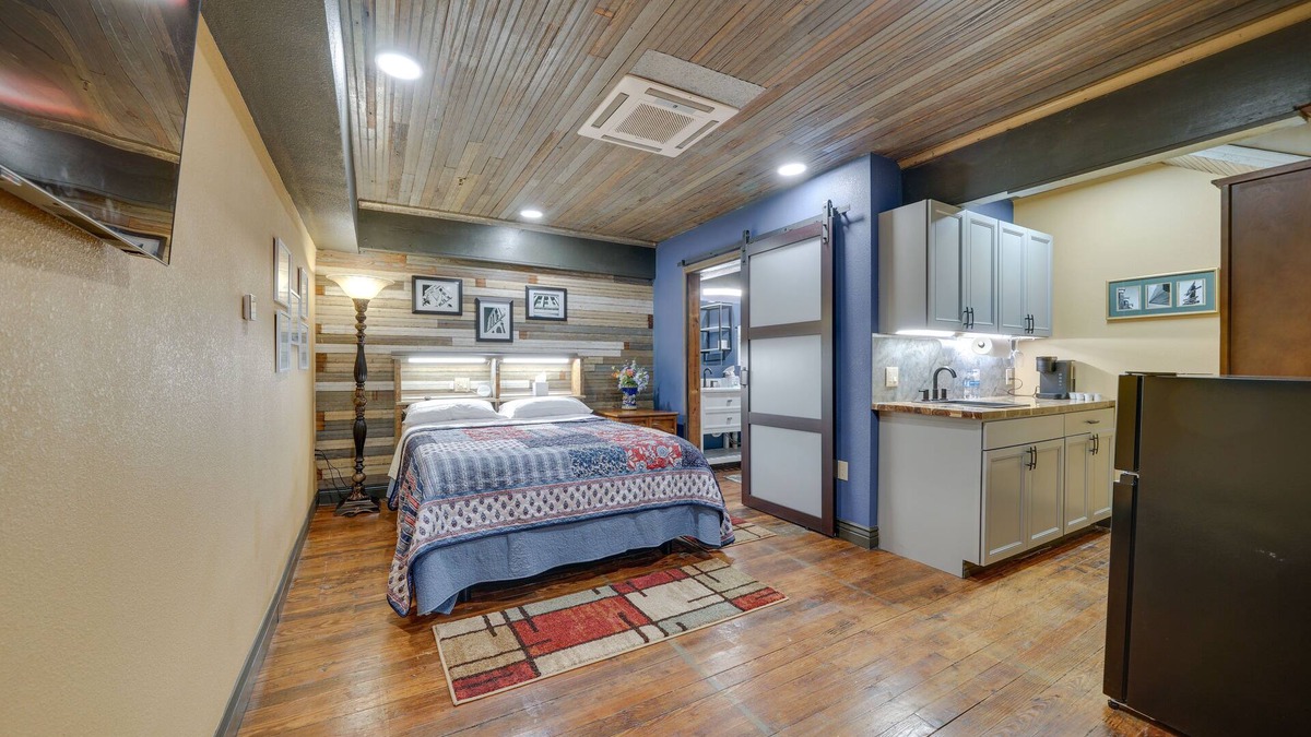 Texarkana Apartment | Central Texarkana Studio Rental w/Railroad Views!
