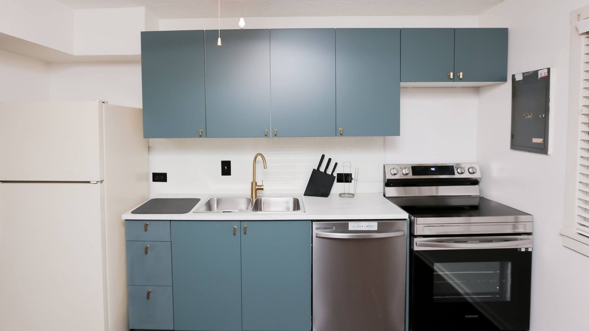 Westland House | Central to both Detroit and Ann Arbor. Just 10 Minutes to Detroit Airport.