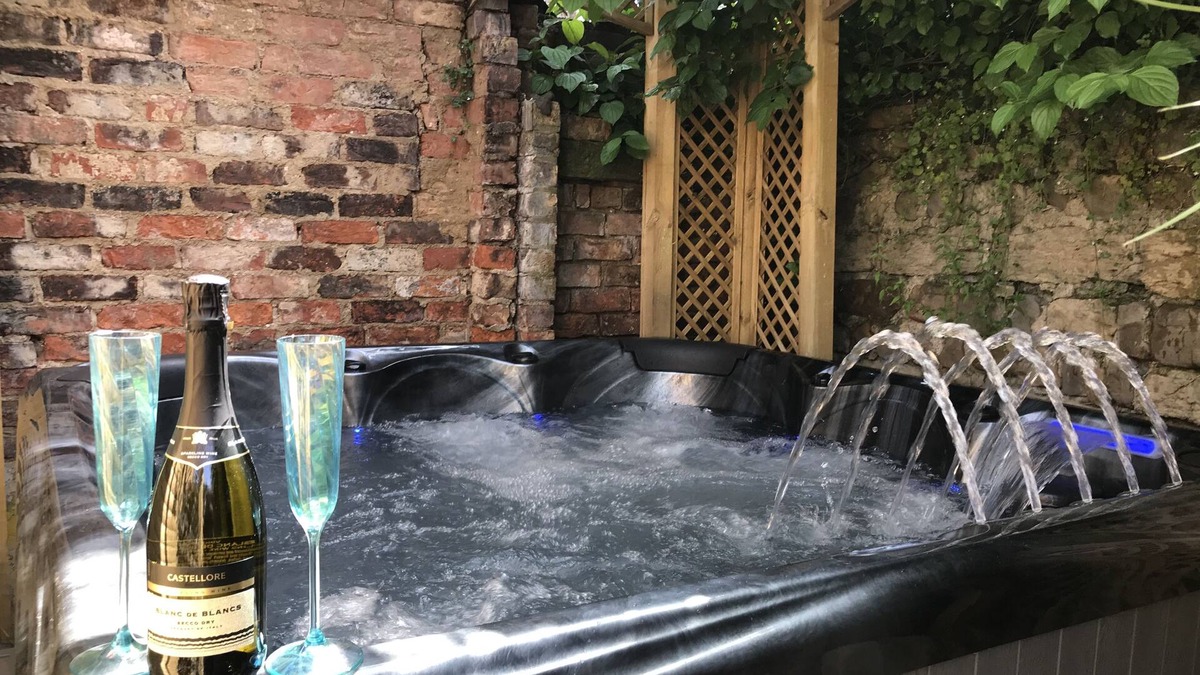 Ripon House | Central townhouse with hot tub jacuzzi bath and 3D TV room