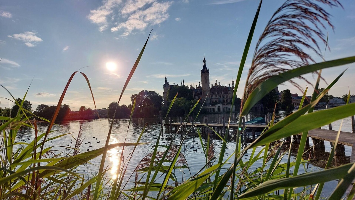 Ostorf Apartment | Central vacation apartment on the lake and near the castle