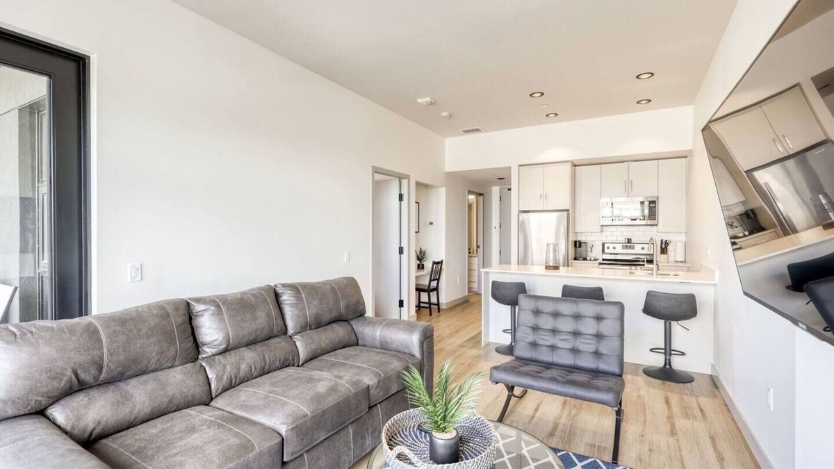 Whyte ave Apartment | Central Views on Whyte Avenue