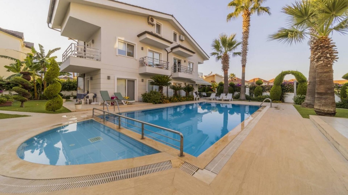 Kemer Villa | Central Villa with Garden and Pool in Kemer