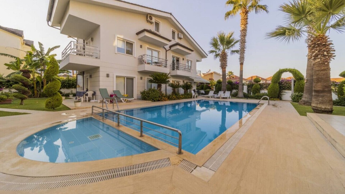 Kemer Villa | Central Villa with Garden and Pool in Kemer