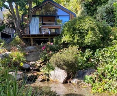Wanaka Ski Chalet | Central Wanaka Oasis, Tiny Home, Mountain Views & Spring Water