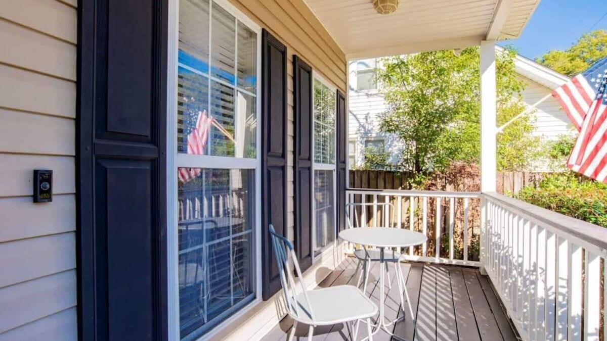Mobile House | Central, Wonderful Porch & Yard! Hazel Hideaway