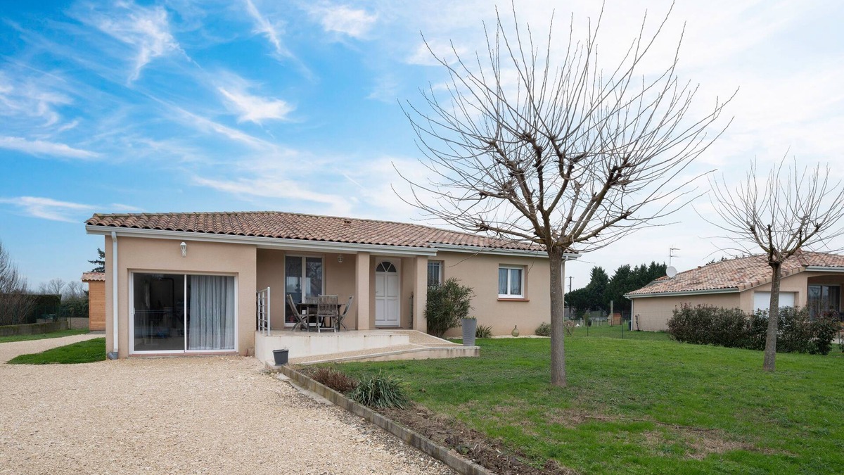 Golfech House | Centrala - Three Bedroom House, Sleeps 6