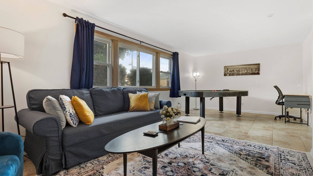 Forestview House | CentralChgo/2BR1Bath/PublTrans/Wifi/Garage/Laundry