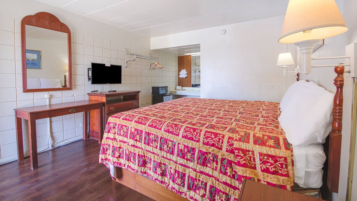 Centralia Hotel | Centralia Motel Near Downtown by OYO