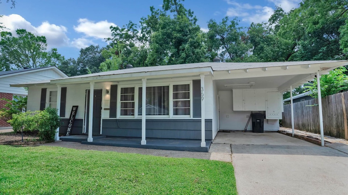 Broadmoor House | Centralized Nook, 2 bedrooms, Big Backyard