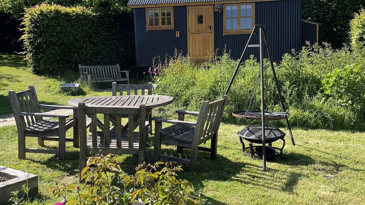 Ewhurst Green Cabin | Centrally heated 5 star cosy traditionally built Shepherds Hut w/en suite WC.