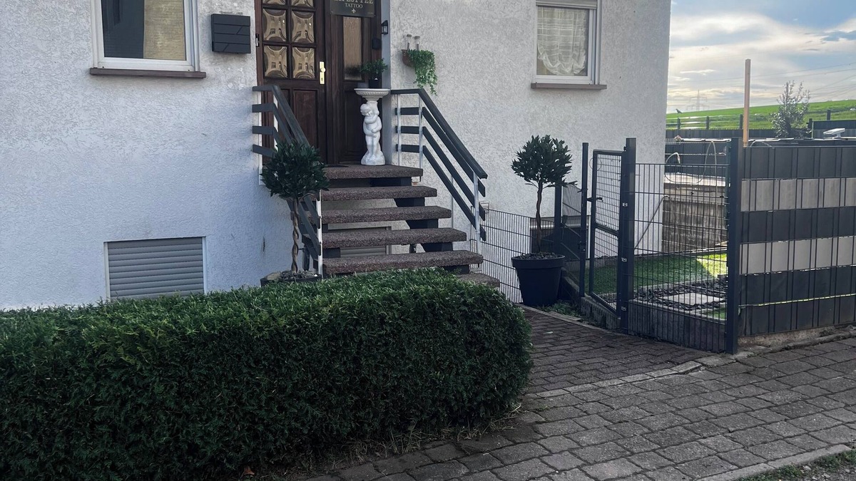 Hutschenhausen Apartment | Centrally located top floor apartment with pool view, air conditioning and fitness equipment