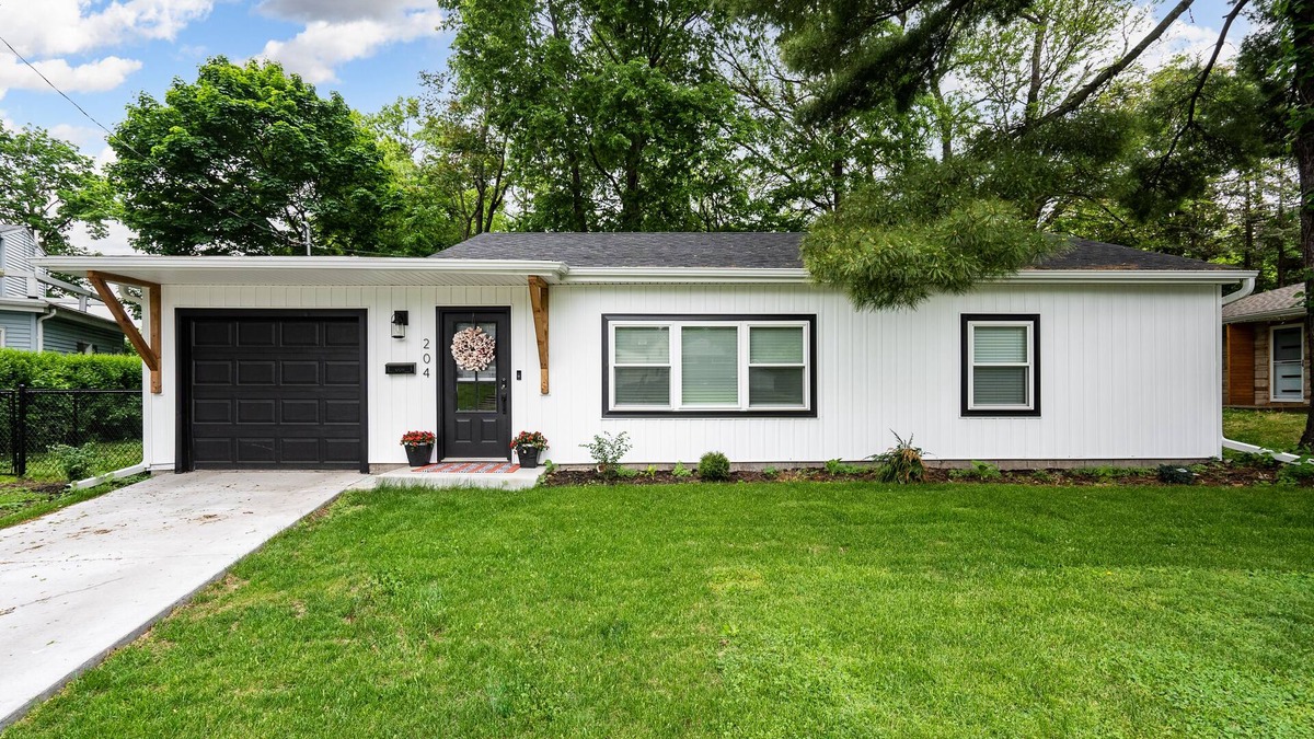 Davenport House | Centrally located 2 bedroom! Updated!