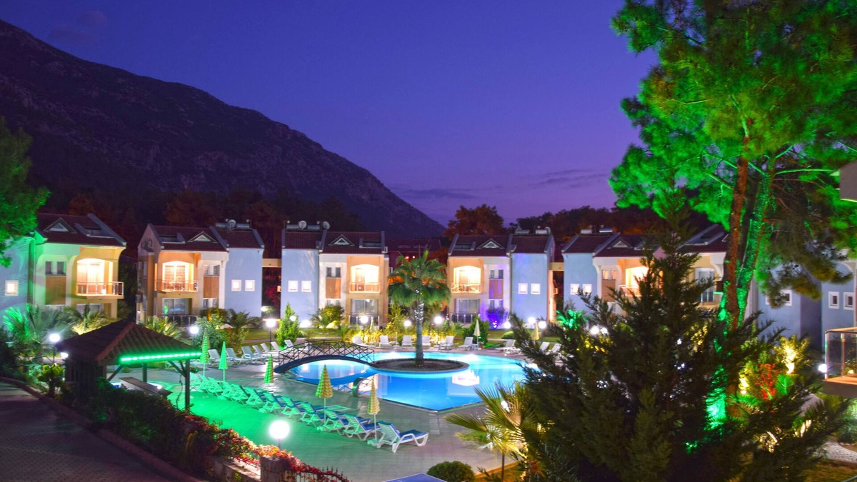 Hisaronu Apartment | Centrally located 3 bed 3 bath apartment with private roof terraces. FREE WIFI
