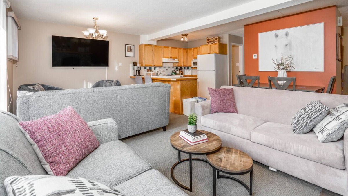 East Kootenay House | CENTRALLY Located 3-Br Home | TRUE Ski In/Out | FREE access to Pools & Hot Tubs