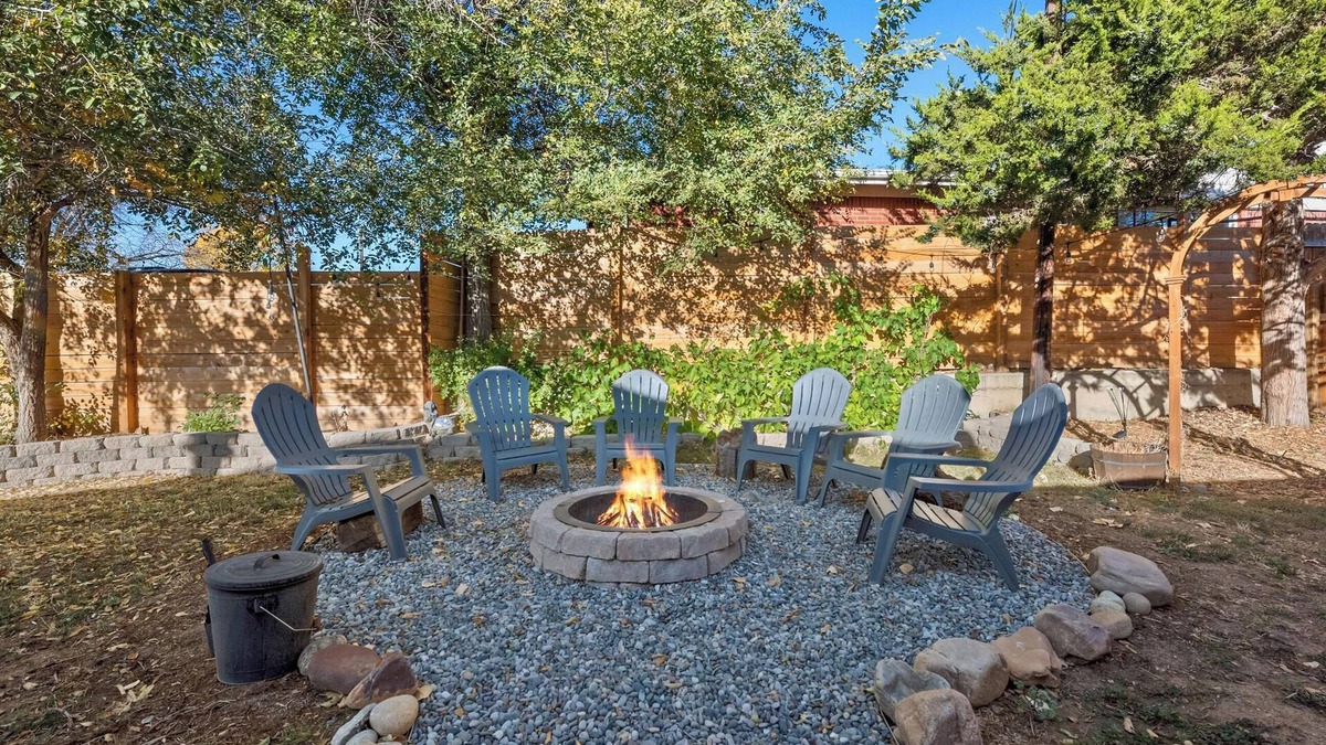 Broomfield House | Centrally Located 3 Bed Master Suite with Firepit