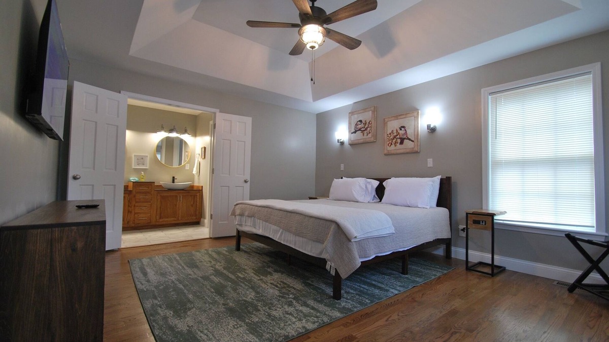 Picadome Hotel | Centrally located 4 bed, 3 bath near Kroger field, Rupp, golf, and hospitals.