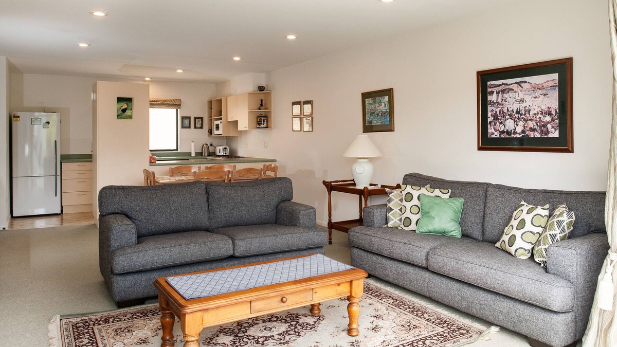 Akaroa Apartment | Centrally Located Apartment 1 block away from Akaroa wharf and dining.