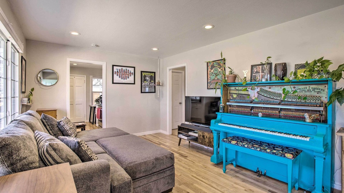 Delmar Parkway House | Centrally Located Aurora Home w/Covered Patio
