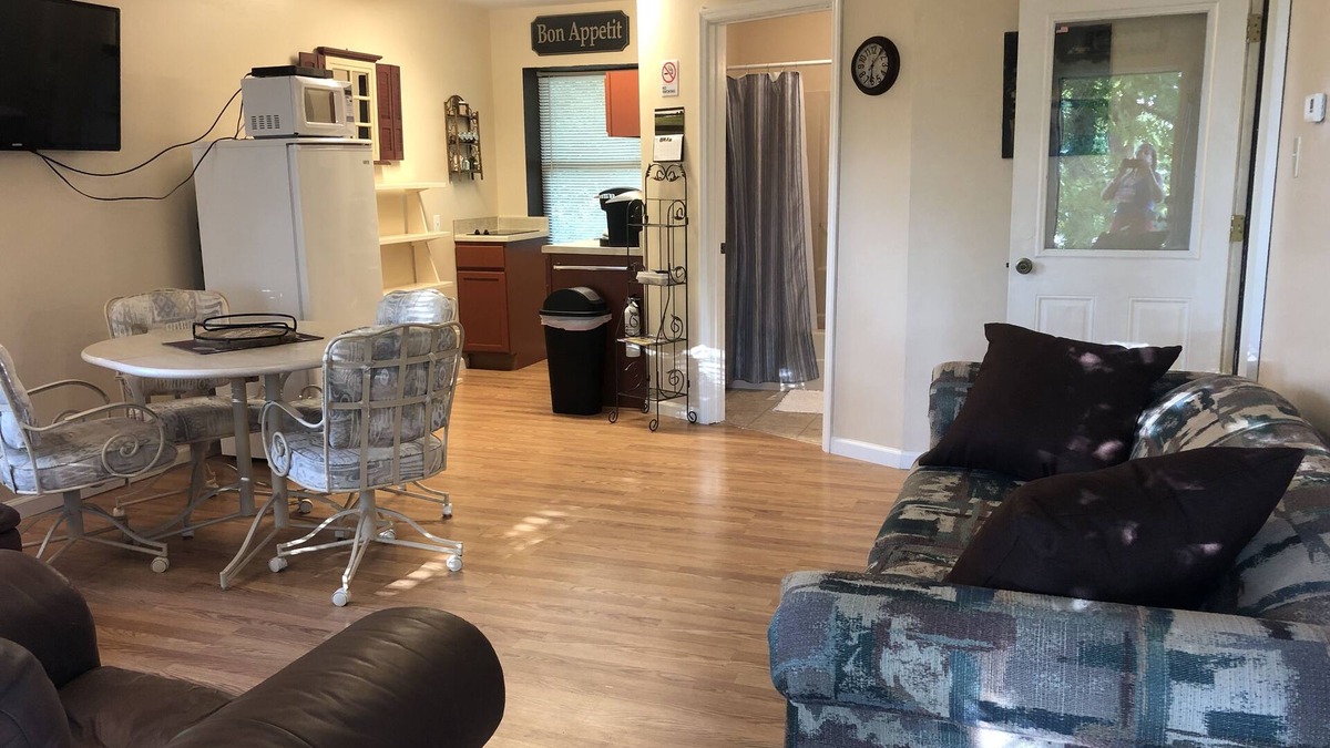 Osage Beach Cottage | Centrally Located Cottage with Boat Trailer Parking and Lake View