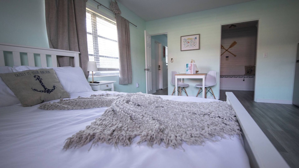 Southgate Apartment | Centrally Located Charming Beach Suite in Sarasota