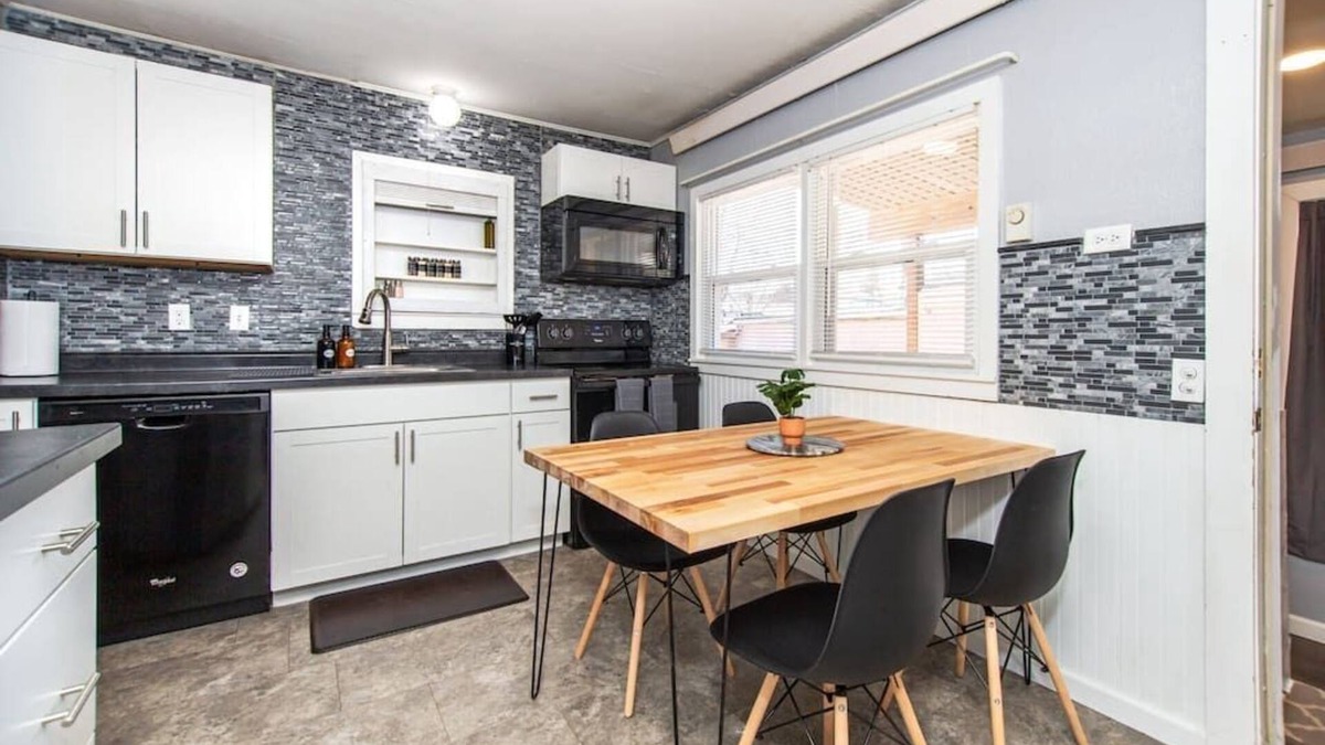 Rapid City House | ⁂Centrally Located⁂Close to Downtown⁂Stocked Kitchen⁂